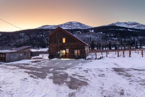 The Bross Ranch Cabin - Open Floor Plan! 10Mi to Ski Breck! Hot Tub!