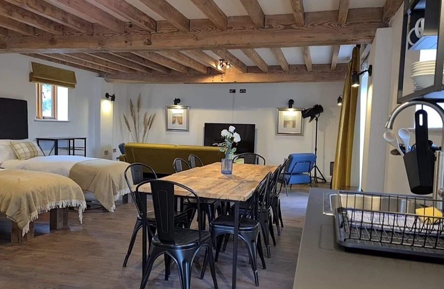 The Bull Pen - Studio Apartment