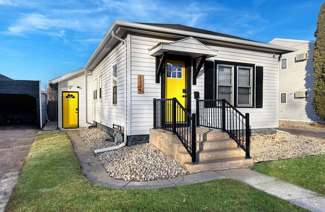 Renovated Bungalow near all the downtown hotspots!