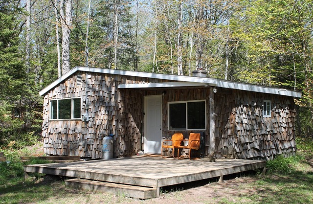 The Bungalow. Cedar shake cabin near Mount Bohemia, boat launch, beach. Private
