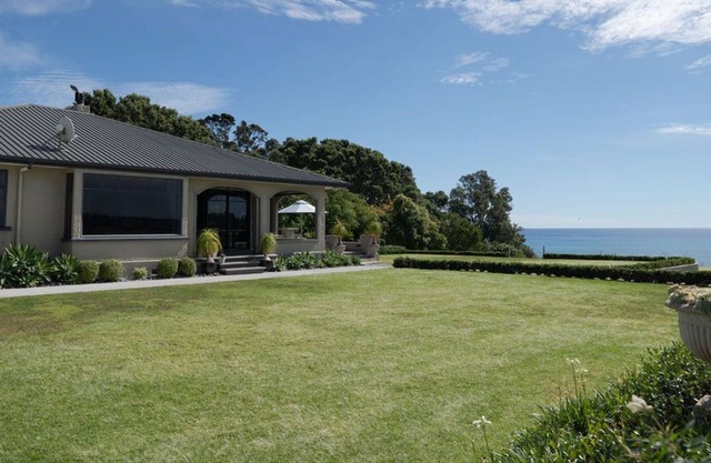 THE BUNGALOW - COASTAL RETREAT