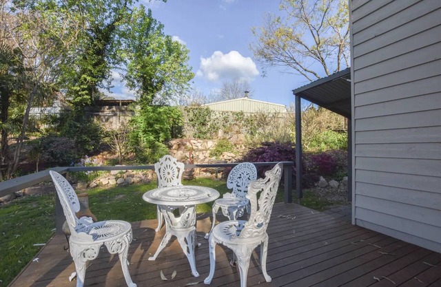 The Bungalow - Great Central Location