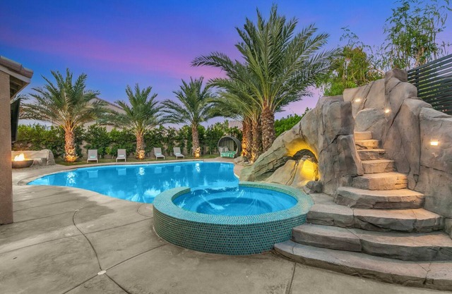 The Bungalow - Unique desert tropical experience, Giant pool with slide