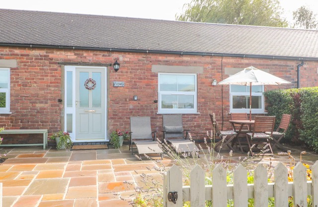 El establo, mascotas en Hollington, Derbyshire, Ref 933893