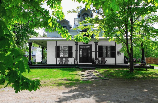 The castle on the Sainte-Anne River