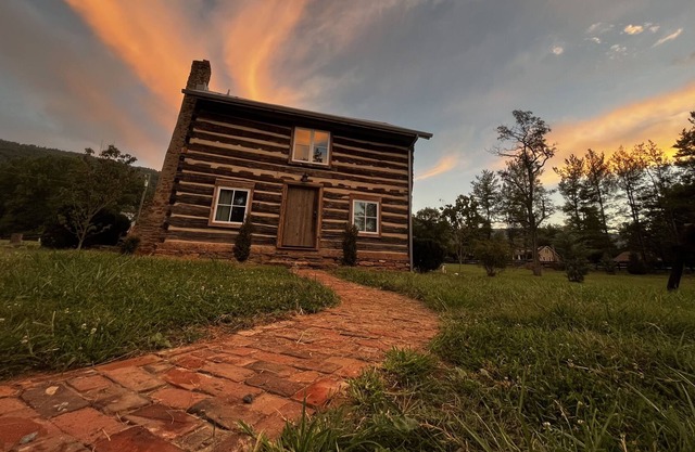 The Cabin at Clonmel: Historic Blue Ridge Mountain getaway, conveniently located