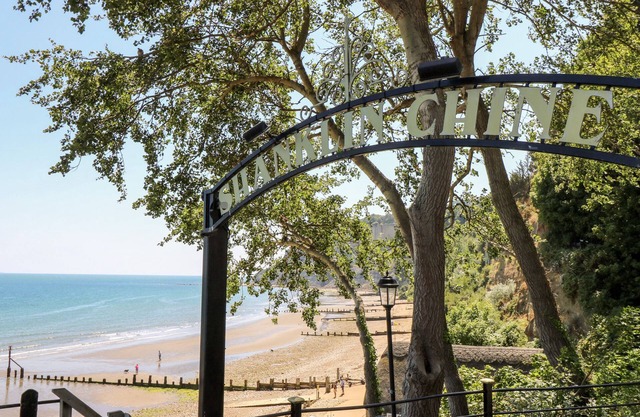 THE CABIN, character holiday cottage in Sandford, Isle Of Wight