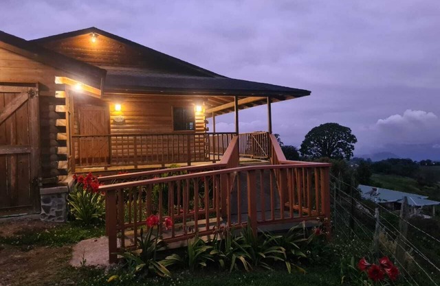 LA CABAÑA DE LOS LIRIOS. CERCA VOLCAN IRAZU Y TURRIALBA. 100 MEGAS-