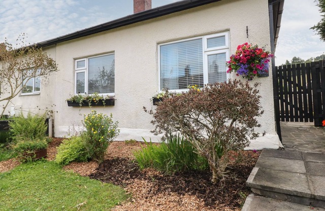 THE CABIN, pet friendly, with hot tub in Hayfield