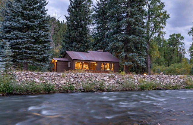The Call of the Water - Private luxury cabin on river in San Juan Nat Forest!