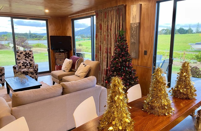 Raio Lodge, Pukenui. Plan abierto moderno y autónomo, capacidad para 2-6,