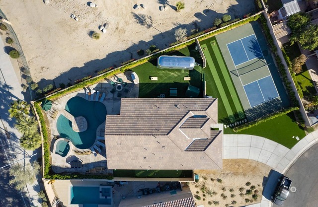 The Camp - Private pickleball court and pool close to festivals/golf