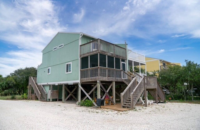 ¡Estamos abiertos! Excelentes críticas, remodelaciones recientes y Steps to Beach!