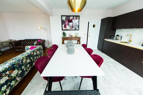 The Captains Residence at Rounton Villa by Maison Parfaite- Sea Views - Parking - Robin Hoods Bay