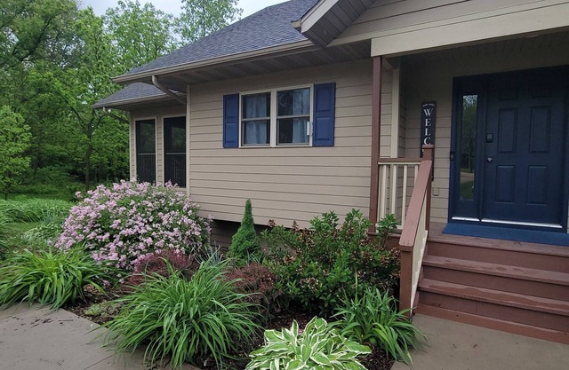 The Cardinals' Nest, NEW! Remodeled kitchen, Territory amenities, 10 mins from downtown Galena