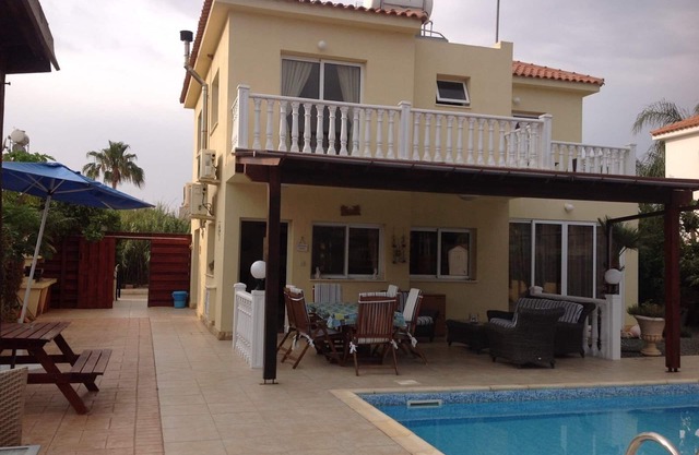 La villa Carolyn está situada en una zona de cul-de-suc. Es muy tranquilo, relajante y tiene una maravillosa vista al mar, el mar está a solo 100 metros de la casa. El centro de Ayia Napa, con todo su estilo de vida nocturna, está a solo 5 minutos en c...
