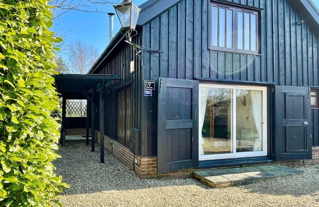 THE CARPENTER'S SHOP, DALLINGHOO, pet friendly in Woodbridge