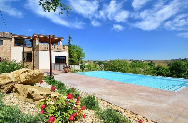 La Casa del Toro - Borgo Baccile por Vini Fantini