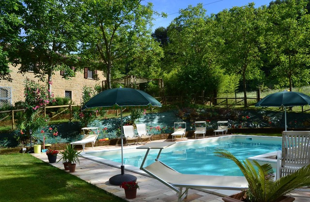Casa rural con piscina en las colinas verdes
