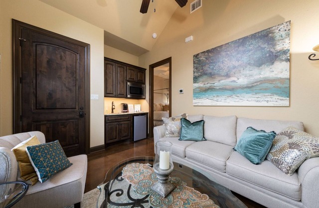Romantic Casita walking to Gruene Historic District with private river access