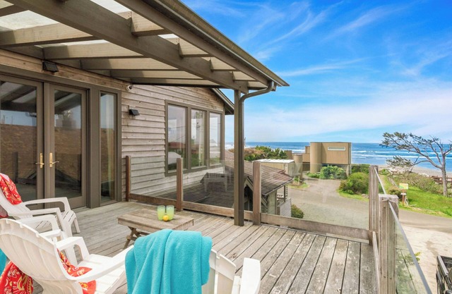 The Castle Rock Estate by AvantStay | Steps From Arch Cape Beach