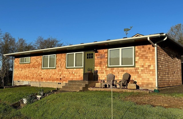 The Catch; relax in this stylish cozy home with views of the mountains & bay!