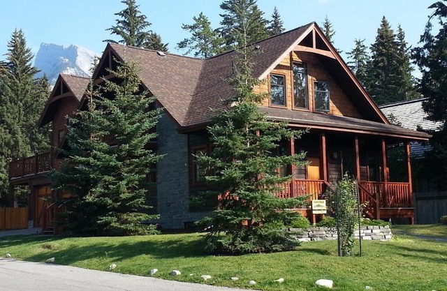 The Cedar - Downtown, walking distance to all the shops and restaurants!
