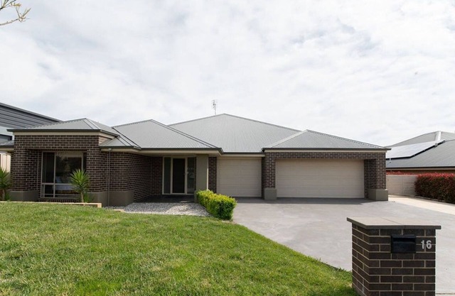 The Centennial - Modern Entertaining Home, Sleeps 8