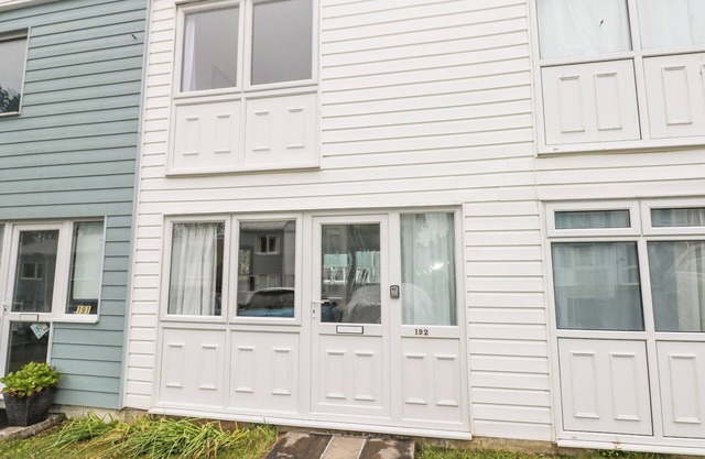 THE CHALET, family friendly, country holiday cottage in Lamphey