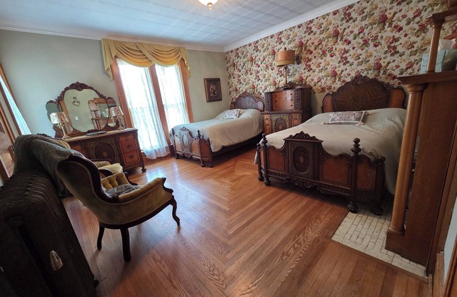 The Chandelier Bed & Breakfast "Deco Room" Sleeps four people!