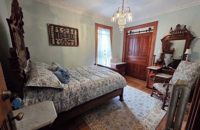 The Chandelier Bed & Breakfast "Maritime Room"