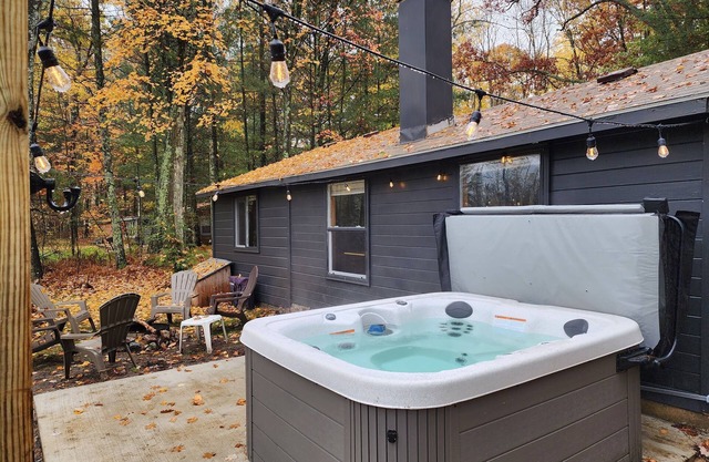 The Channel Cabin with HOT TUB!