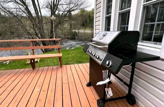 The Chanting River Nest w/hottub Snowmobile/ATV trail across St. Pet-Friendly!