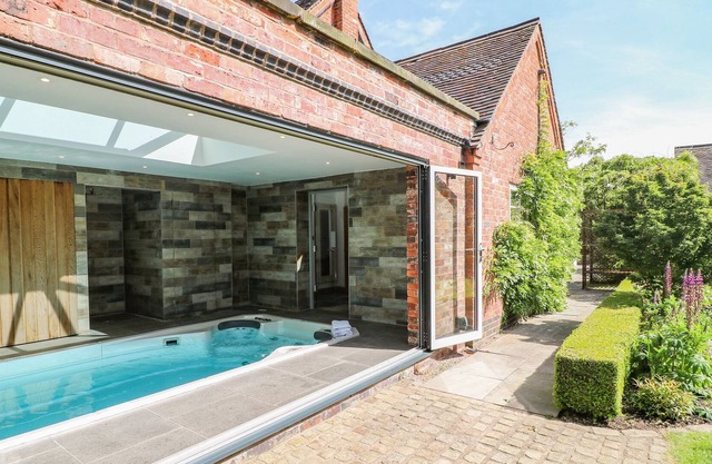 THE CHAPEL, family friendly, luxury holiday cottage in Fulford