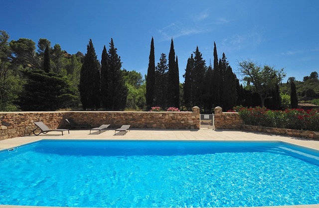 El encanto de una bastida en el dominio privado con gran piscina