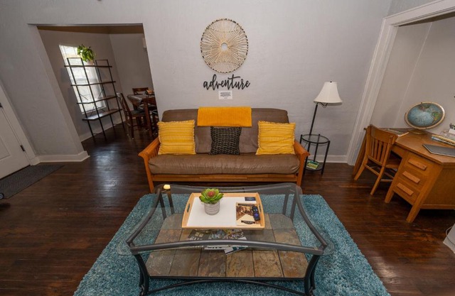 The Charmer, Fiber Internet, ROKU TVs, Washer & Dryer, Near DT Chickasha and Leg Lamp!