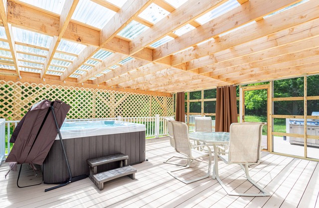 The Charming Cabin **Hottub*Gym*Firepit**(Pet-friendly)