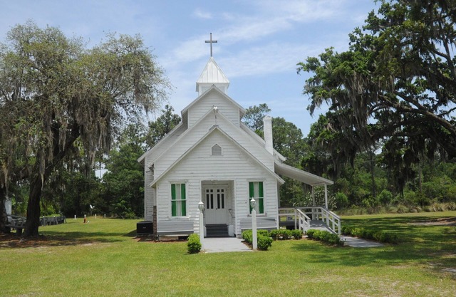 The charming Candy Cottage studio on Sapelo Island under the mossy Live Oaks