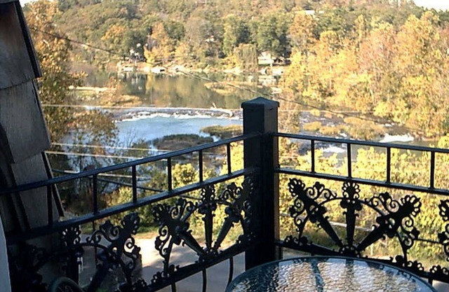 El encantador Chateau francés domina las hermosas cataratas del río Spring