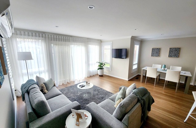 The Chateau -perfectly located, walking distance to town, train station & parks.