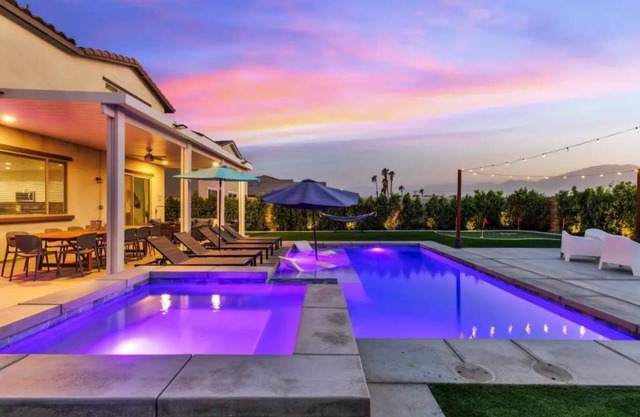 The Chateau- Pool, Spa, BBQ, Fire pit, Sleeps 19