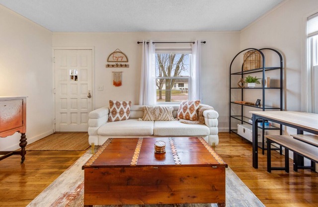 The Christine - 3 bed, 2 bath house has wifi, a work space, and 3 season porch.