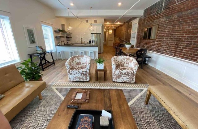 The Churchill@The 713! Large stylish suite on the Bourbon Trail, sleeps 12!