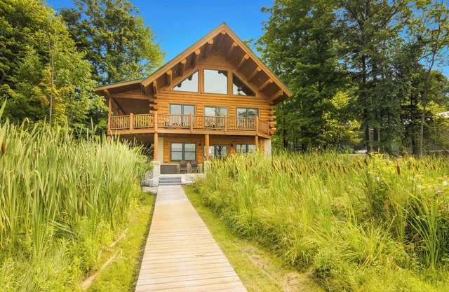 THE CLAM SHELL Log Home on Clam Lake