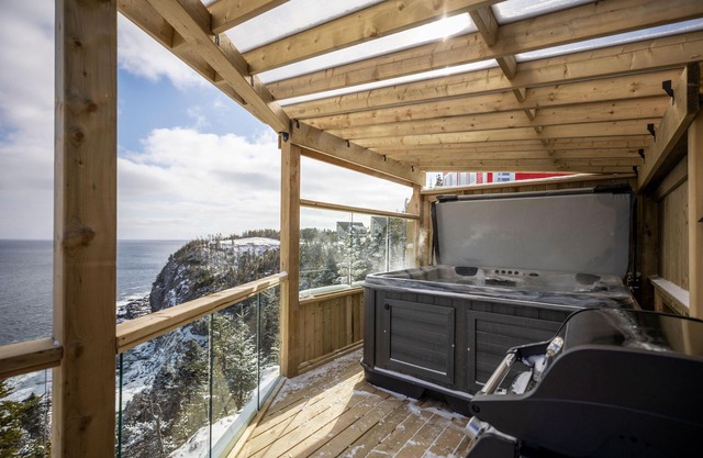 The Cliff Hanger with Hot tub and Ocean views