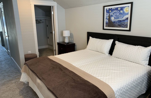 MONTHLY DISCOUNTS!! ~ The Cliff House B in McMinnville, Oregon's Wine Country