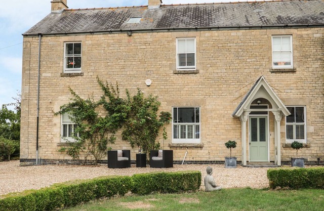 THE COACH HOUSE, family friendly, with pool in Burton Coggles