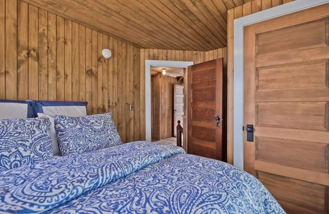 The Coastal Cottage! Pet Friendly, Waterfront!