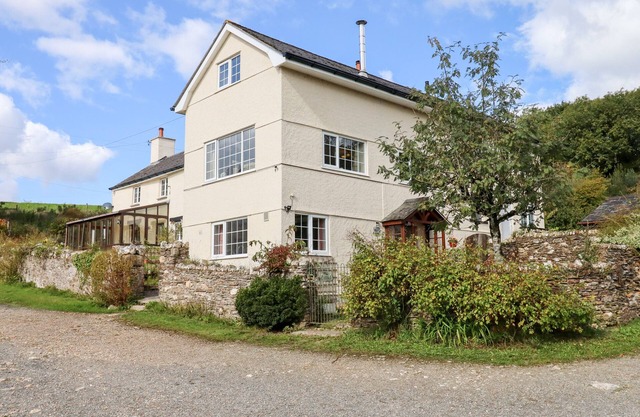 THE COBBLES, pet friendly, character holiday cottage in Bere Alston