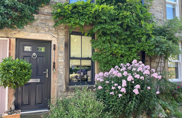 THE COBBLES, pet friendly, character holiday cottage in Grassington
